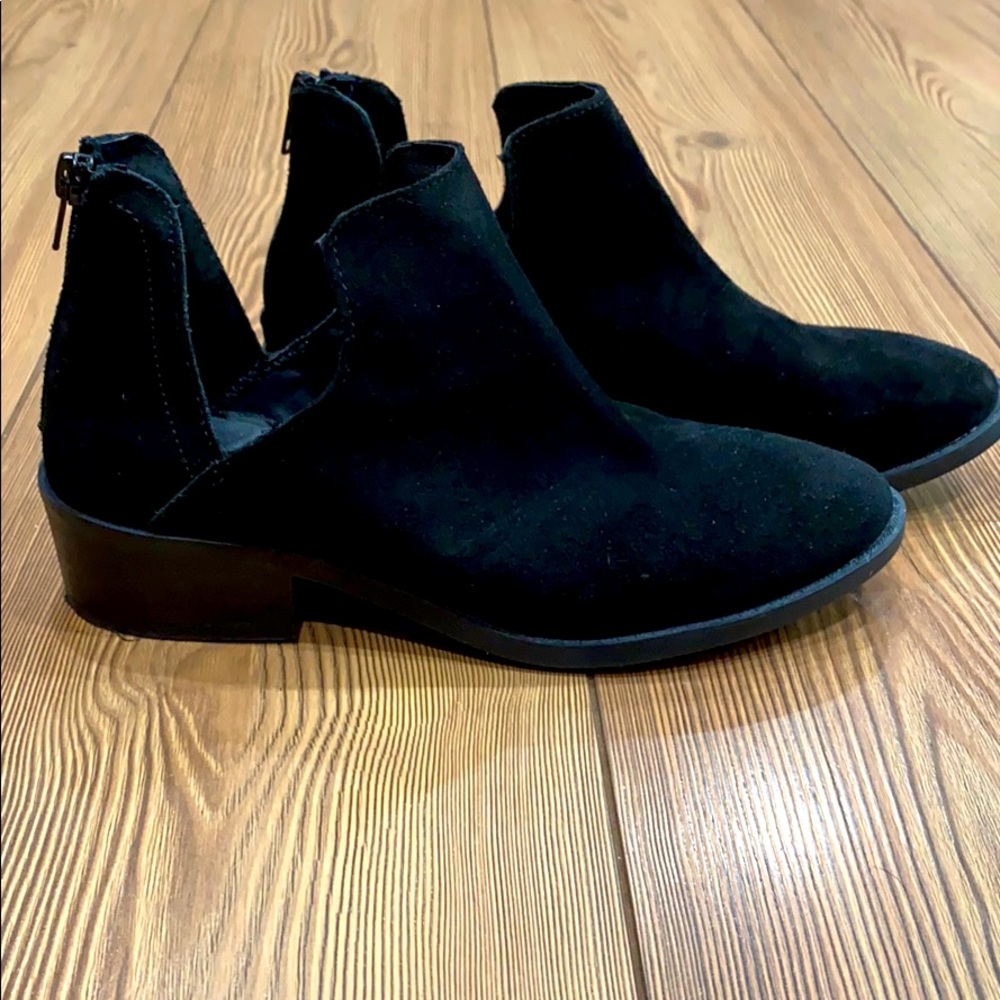 New w/o tags Steve Madden booties. Size 7.